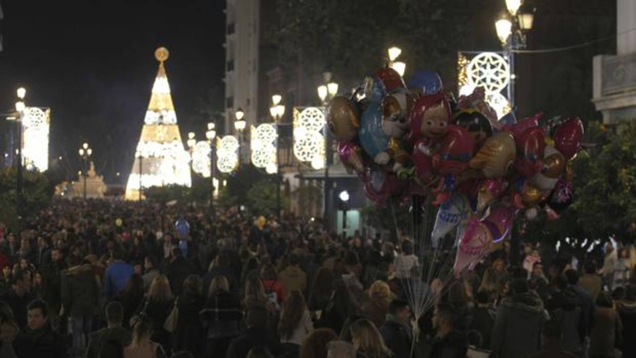 Ambiente nocturno navideño en el centro de Sevilla