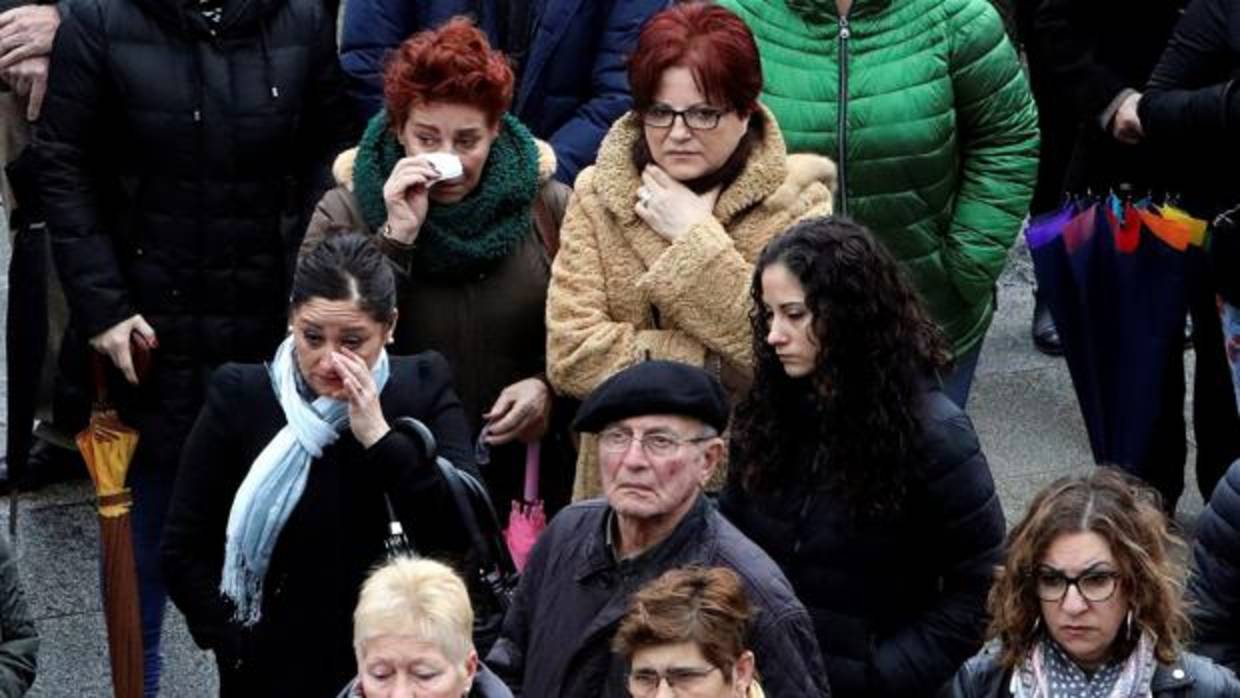 Los vecinos de Rianxo, durante el minuto de silencio guardado en señal de dolor y repulsa tras producirse el desenlace del caso Diana Quer