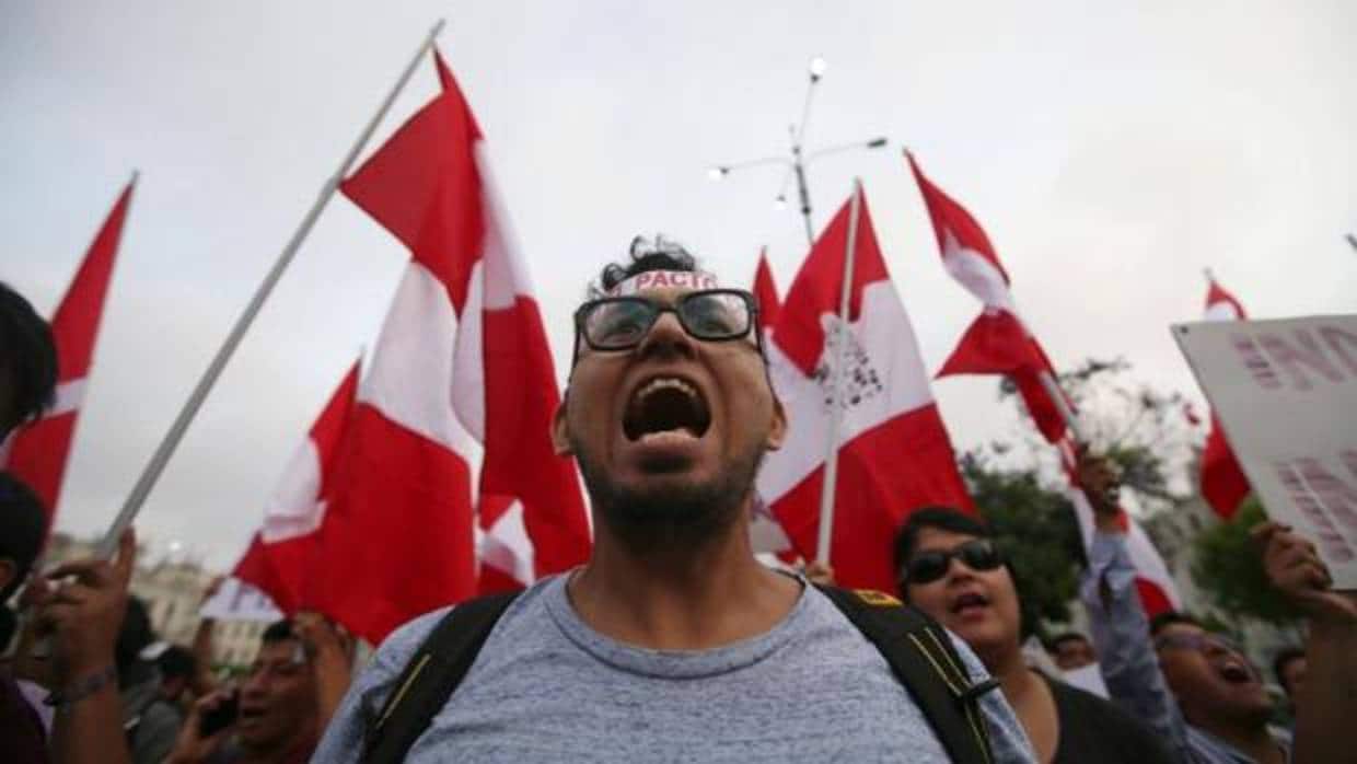 Un manifestante gritas consignas contra el indulto a Fujimori
