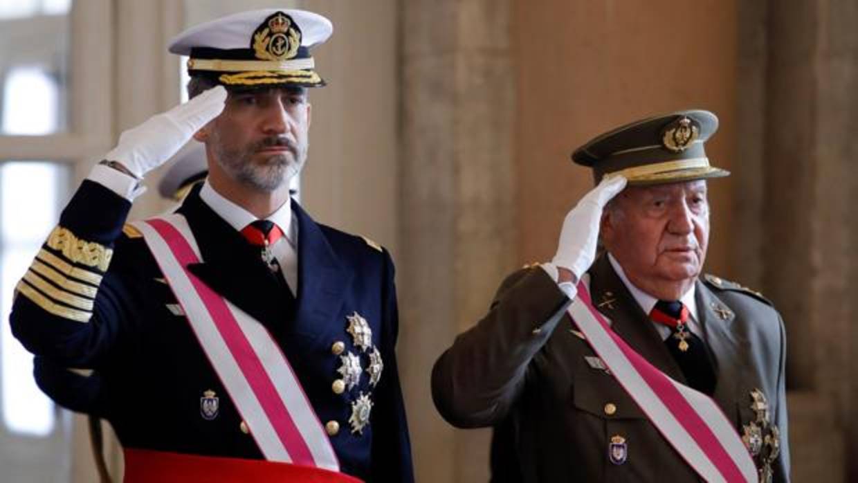 Don Felipe y Don Juan Carlos, el sábado durante la Pascual Militar
