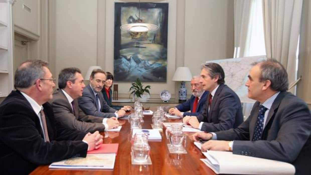 Reunión del pasado miércoles entre el alcalde Juan Espadas, el consejero de Fomento, Felipe López, y el ministro de Fomento, Íñigo de la Serna