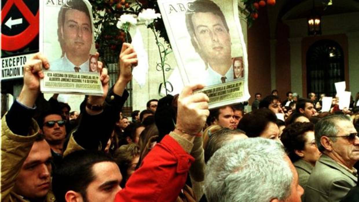 Homenaje al matrimonio asesinado, con la portada de ABC de Sevilla de aquel día, en la puerta del Ayuntamiento