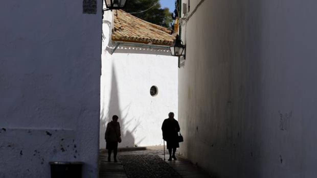 Dos ancianas pasean por las callejuelas de Córdoba