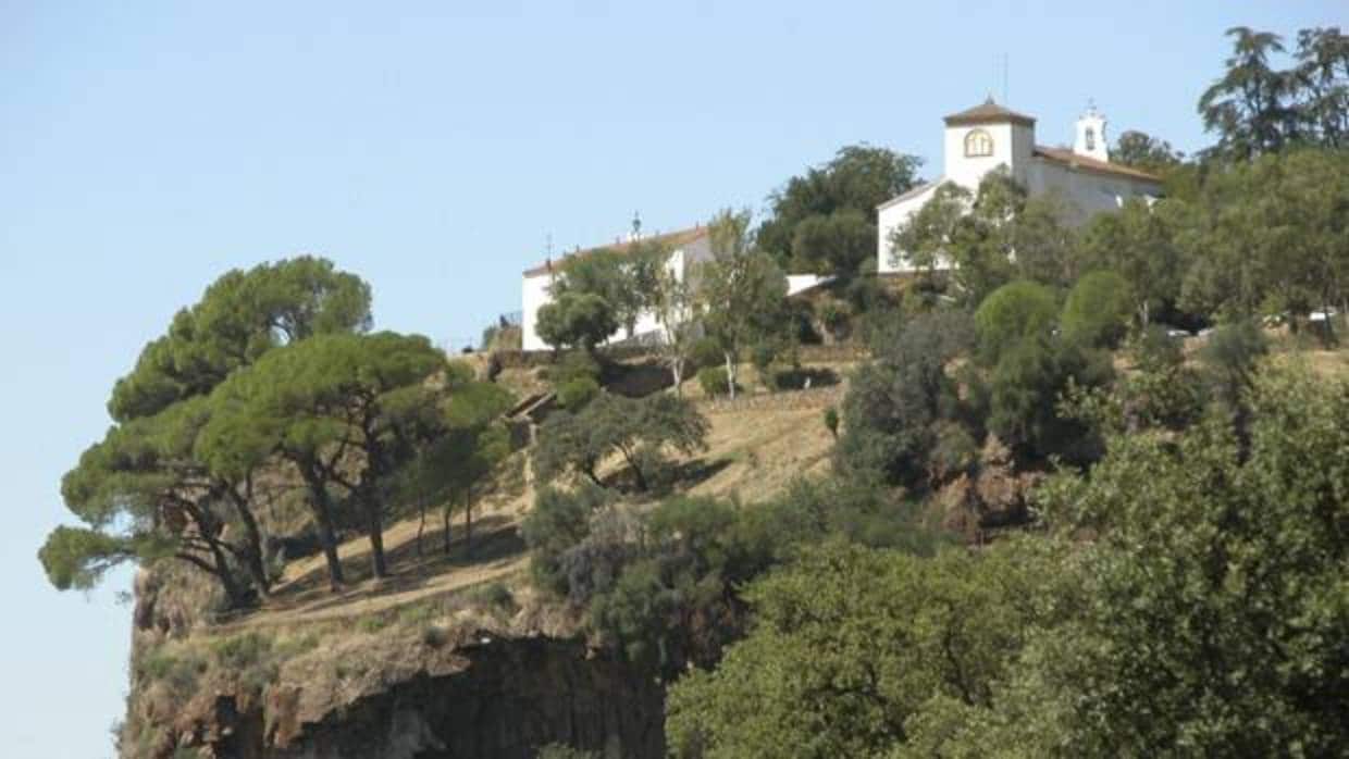 La ermita de Alájar, en la sierra de Huelva, donde Benito Arias Montano, el sabio del Siglo de Oro, encontró a Dios