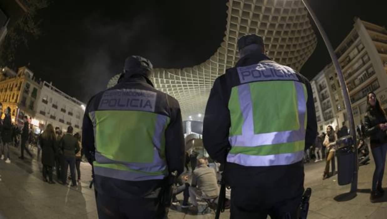 Dos agentes de la Policía Nacional vigilando la zona del Metrosol Parasol