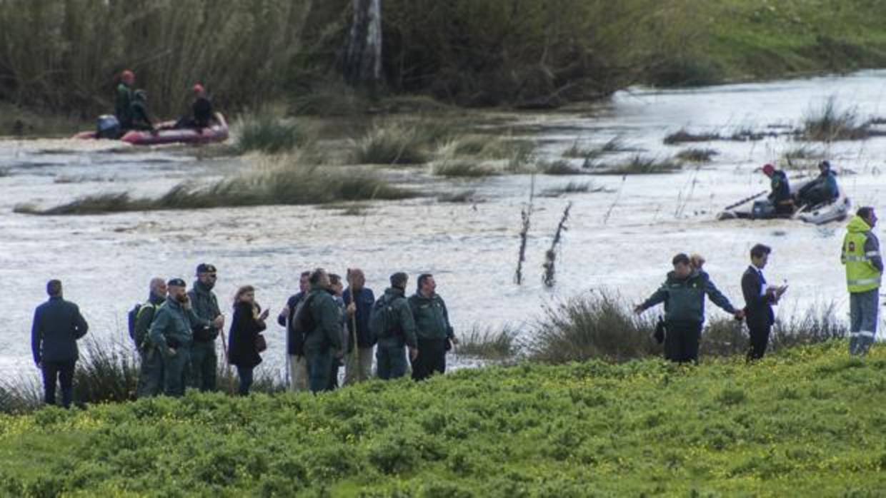Agentes de la Guardia Civil en el arroyo Galapagar, donde se halló el cadáver de Diego Díaz