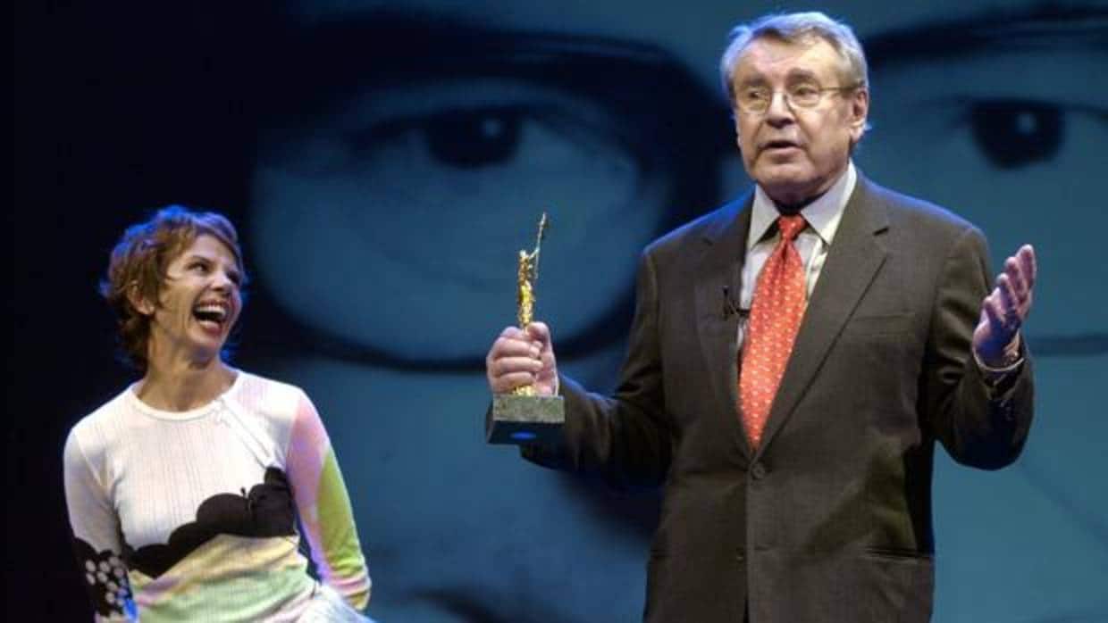 Milos Forman recibiendo el Giraldillo de Oro en el Festival de Cine de Sevilla en 2004
