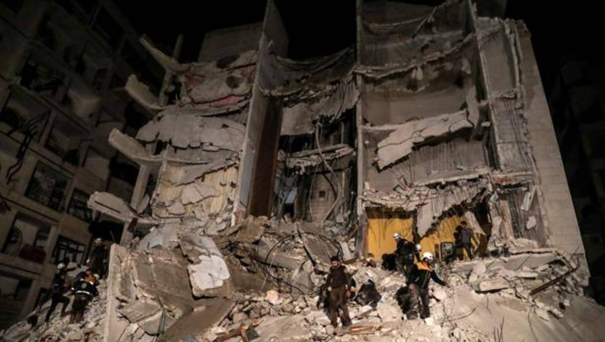 Voluntarios de los cascos blancos buscando en los escombros tras una explosión en Siria