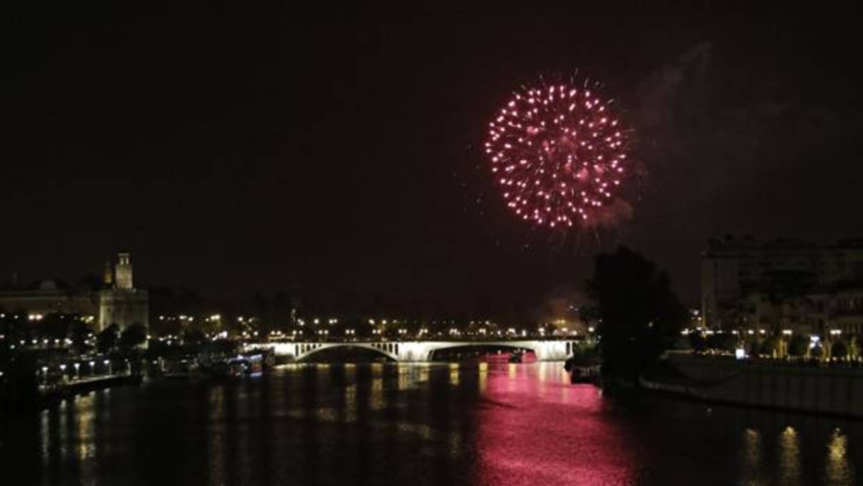 Con los fuegos artificiales se dio por concluida la edición de 2018 de la Feria de Abril de Sevilla