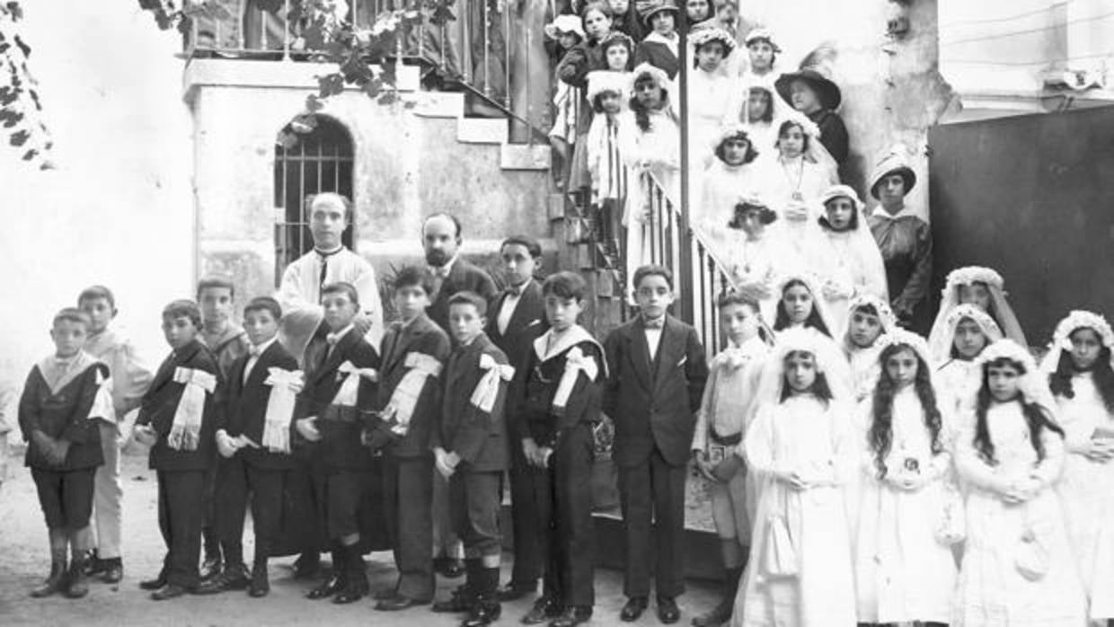 Niños y niñas españoles celebran su Primera Comunión en julio de 1915 en Lisboa