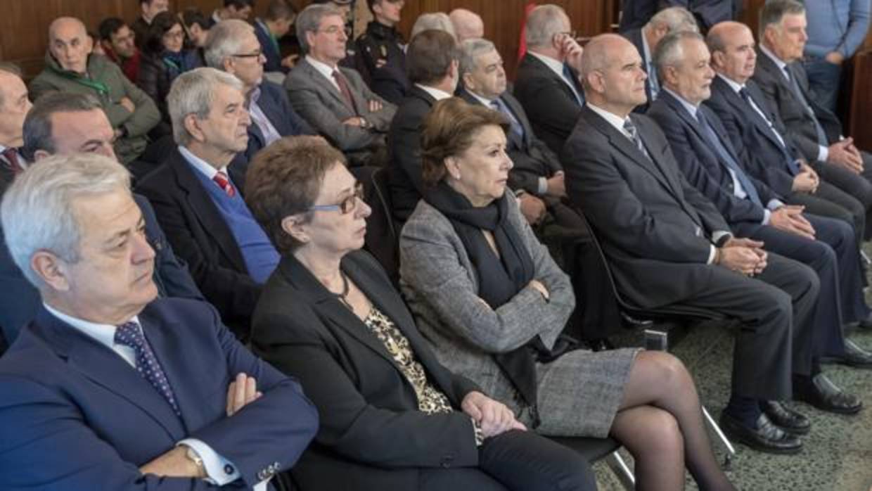 Los 22 ex altos cargos de la Junta de Andalucía, acusados de prevaricación, malversación y asociación ilícita en la pieza política del caso ERE.
