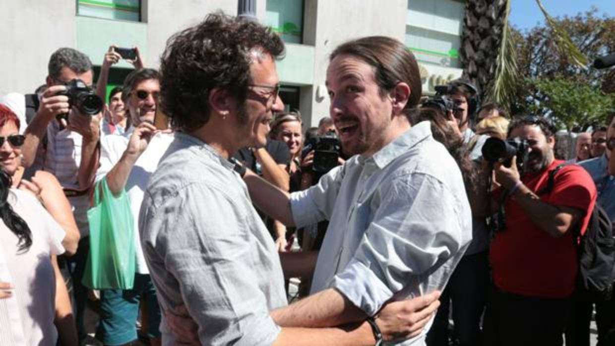 Pablo Iglesias y Kichi se saludan antes del mitin que dieron en San Juan de Dios en 2015