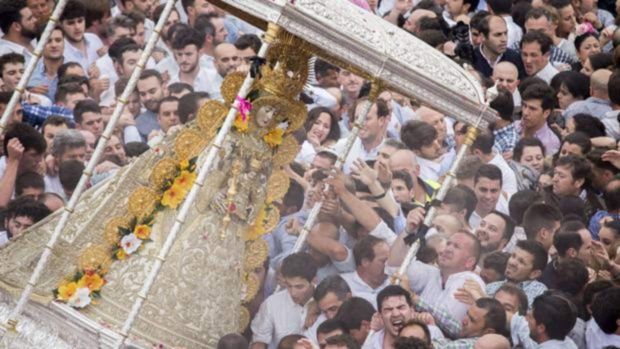 Imagen de la salida de la Virgen del Rocío el lunes de Pentecostés