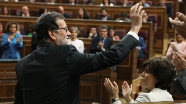 El presidente del gobierno Mariano Rajoy, saluda tras intervenir ante el pleno del hemiciclo del Congreso en el debate de la moción de censura presentada por el PSOE