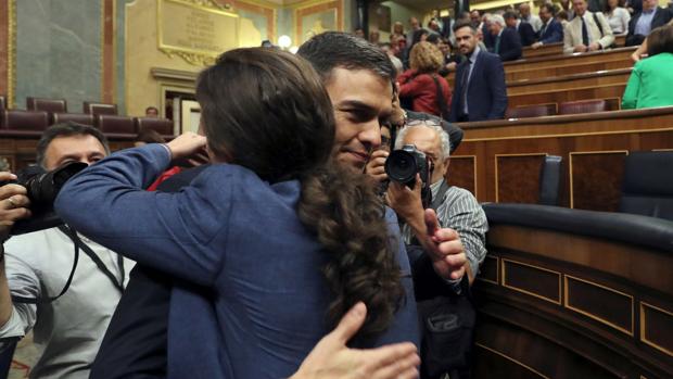 Pedro Sánchez y Pablo Iglesias se funden en un abrazo tras el triunfo de la moción de censura