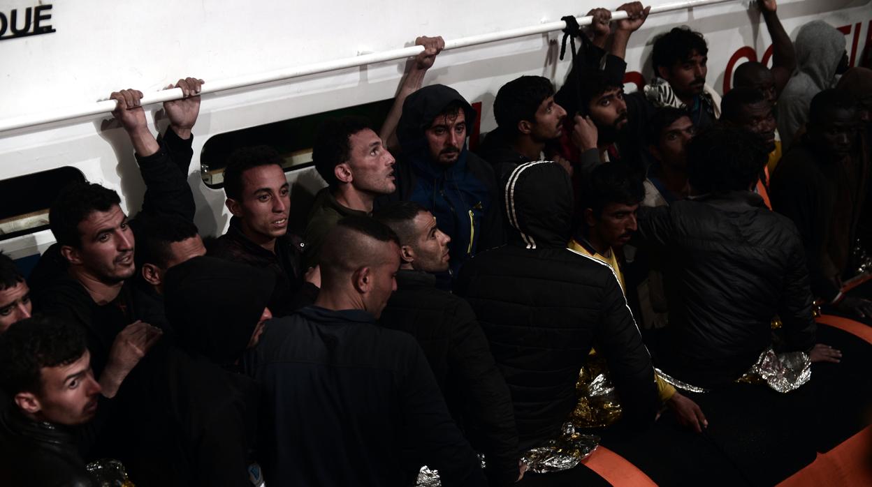 El barco «Aquarius» navega con más de 600 inmigrantes y refugiados rescatados por MSF y SOS Méditerranée