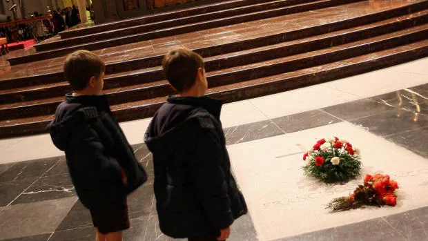 Misa en la basílica del Valle de los Caidos. En la imagen, dos niños frente a la tumba de Franco.
