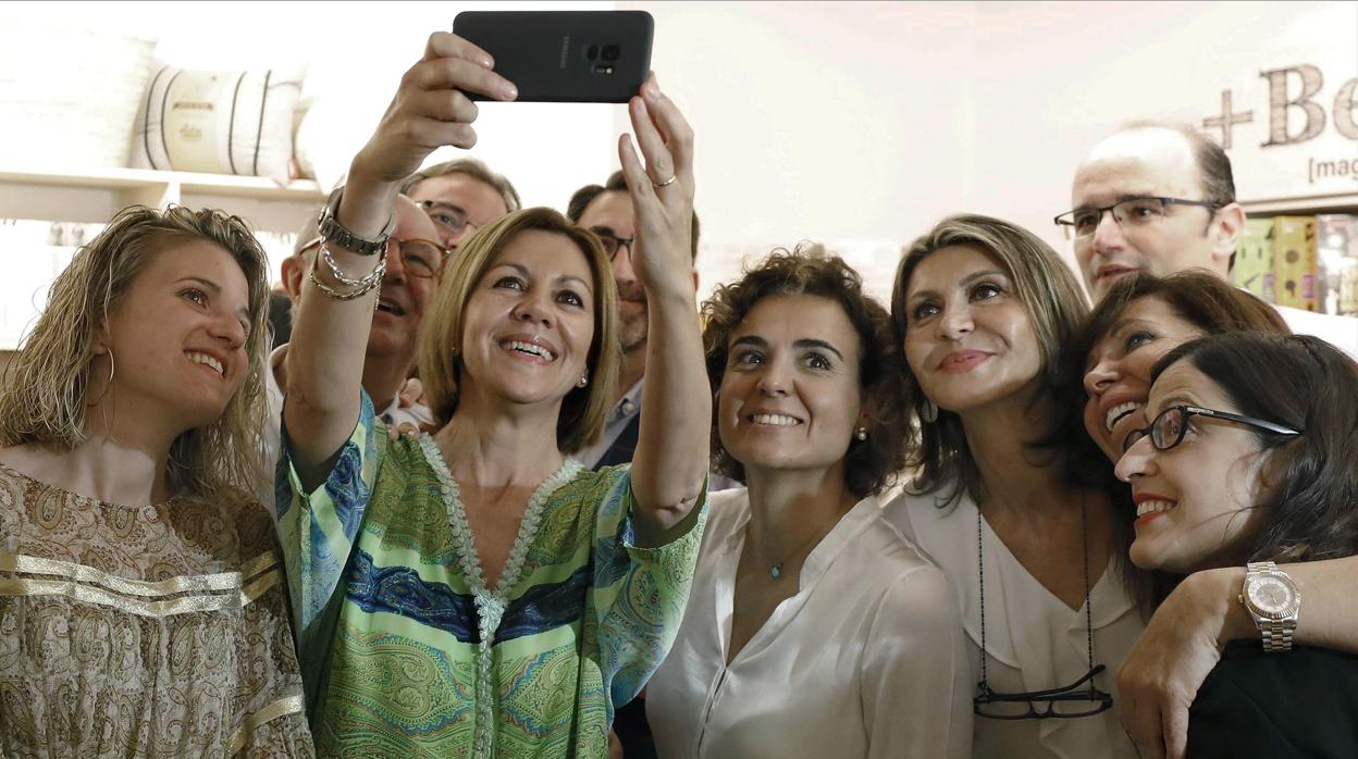 Foto reciente de María Dolores de Cospedal, acompañada de la ex ministra Dolors Montserrat