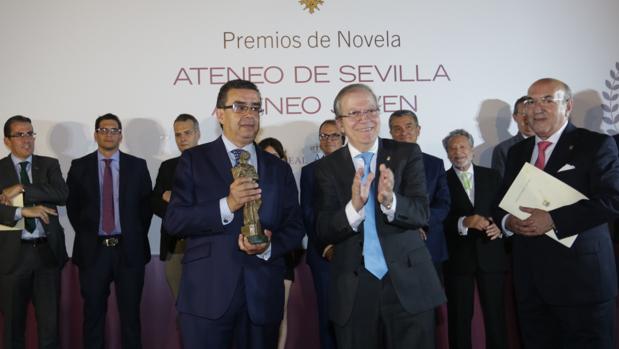Francisco Robles recibiendo el Premio Ateneo de Novela