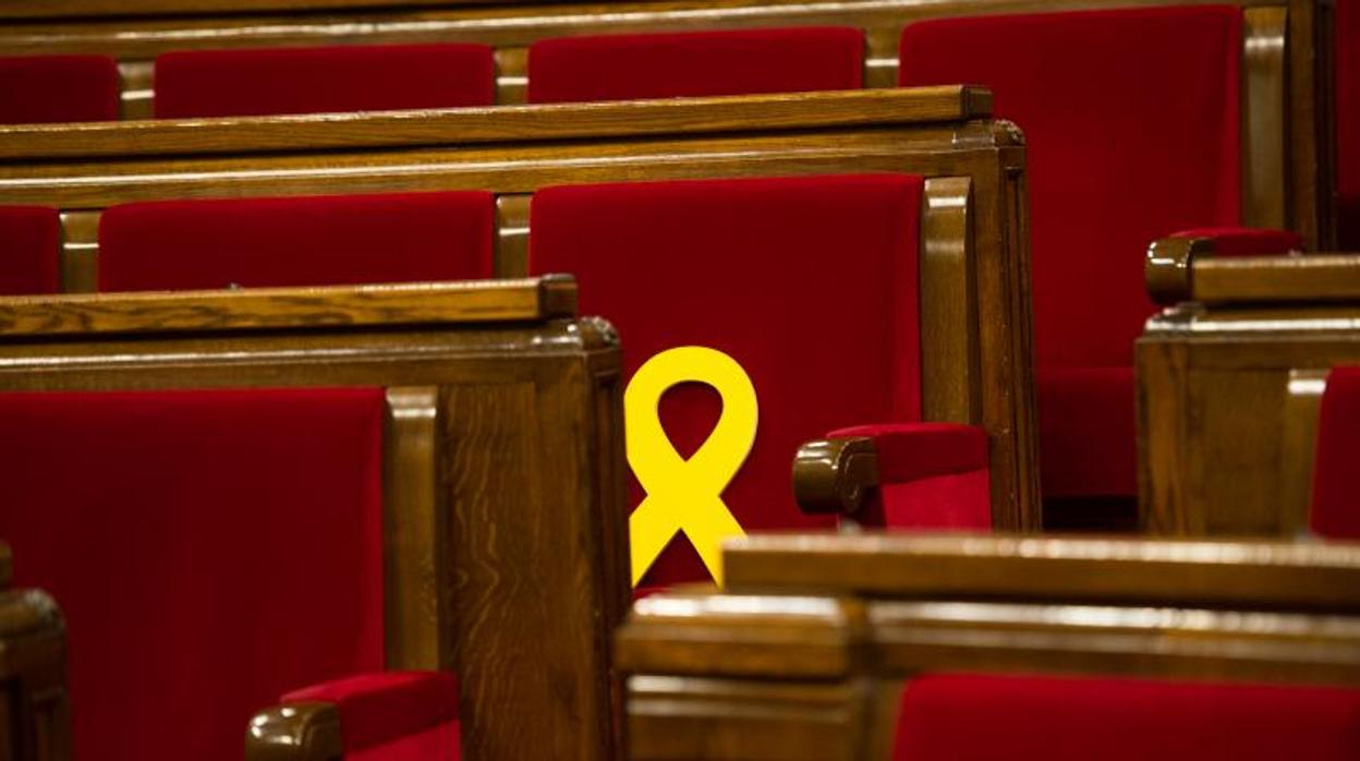 Lazos amarillos en el Parlamento catalán