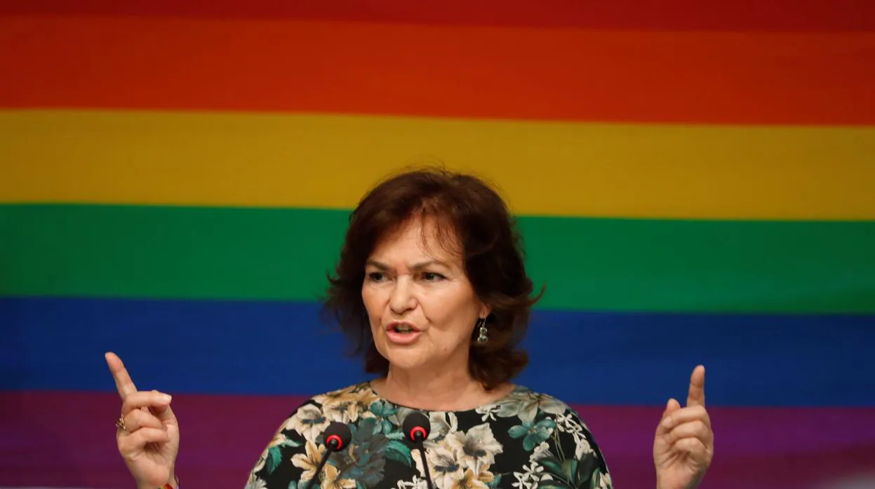 Carmen Calvo, vicepresidenta y ministra de Igualdad, durante la bienvenida a las delegaciones LGTBI del PSOE