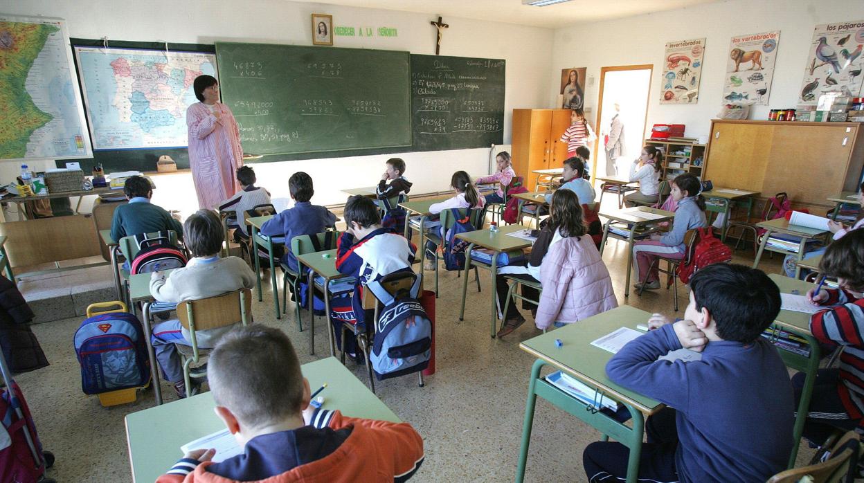 Una profesora mientras imparte clase en un colegio religioso