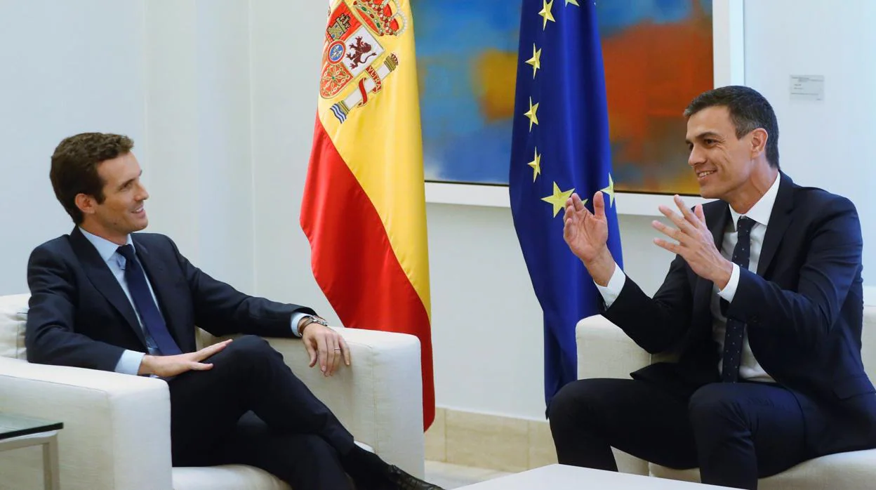 Pablo Casado y Pedro Sánchez conversan en su primera reunión este jueves en La Moncloa