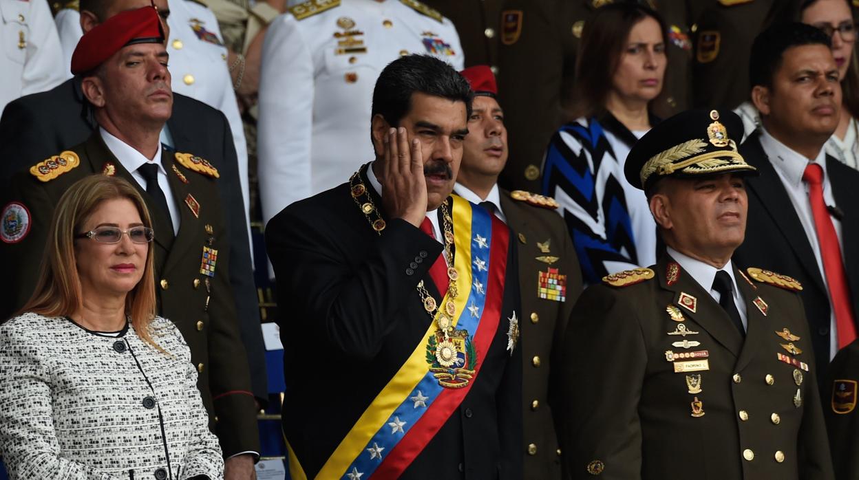 El presidente venezolano, Nicolás Maduro, y su esposa, Cilia Flores, antes del atentado