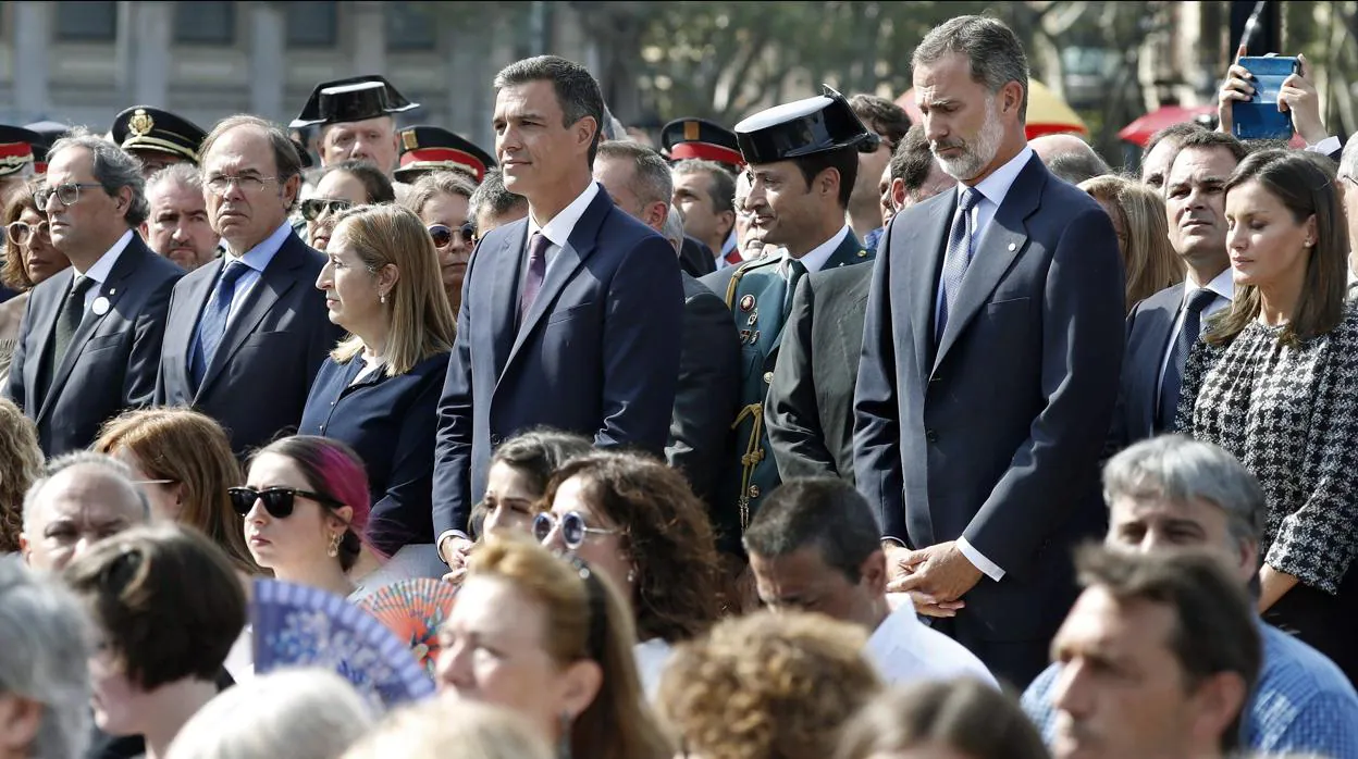 Los Reyes (dcha.), junto al presidente del Gobierno, Pedro Sánchez, en el acto del 17-A