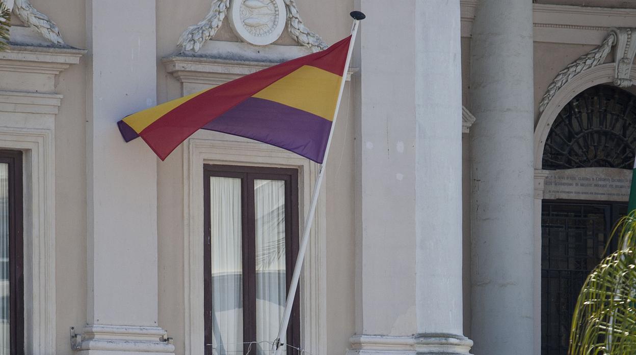 La bandera republicana izada en el Ayuntamiento de Cádiz