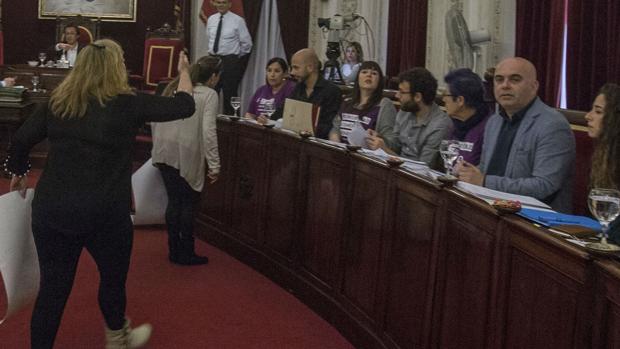 Dos mujeres increpan a los concejales de Podemos durante la celebración de un pleno municipal