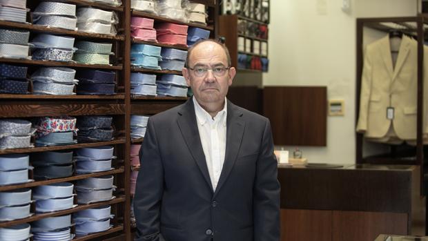 Tomás González, presidente de Aprocon, que en septiembre cerrara su tienda de ropa de hombre, Noguel, la más antigua de la calle Tetuán