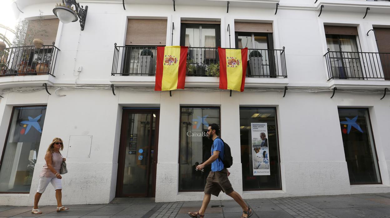 Fachada de una vivienda con banderas de España en Córdoba