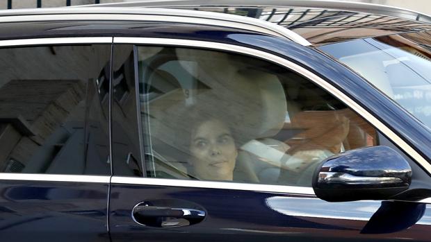 La política Soraya Sáenz de Santamaría llegando a su domicilio en Madrid