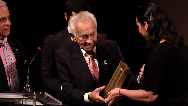 Manolo Garrido recibiendo un premio