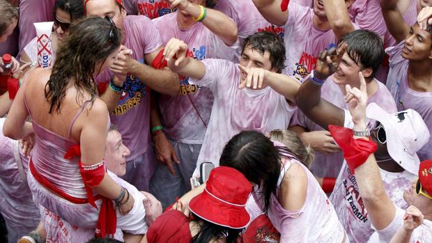 Las mujeres son a menudo acosadas en fiestas como los Sanfermines