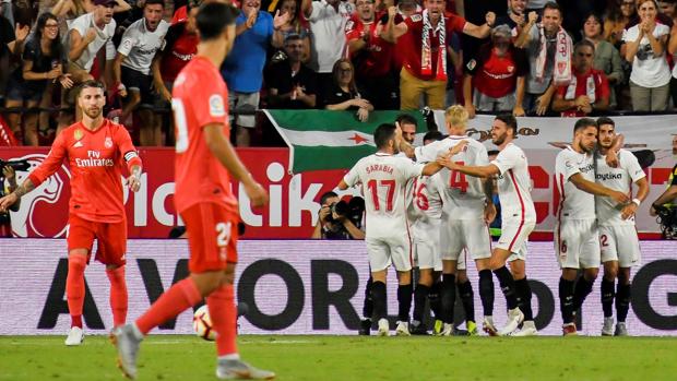 Los jugadores del Sevilla celebrando uno de los goles