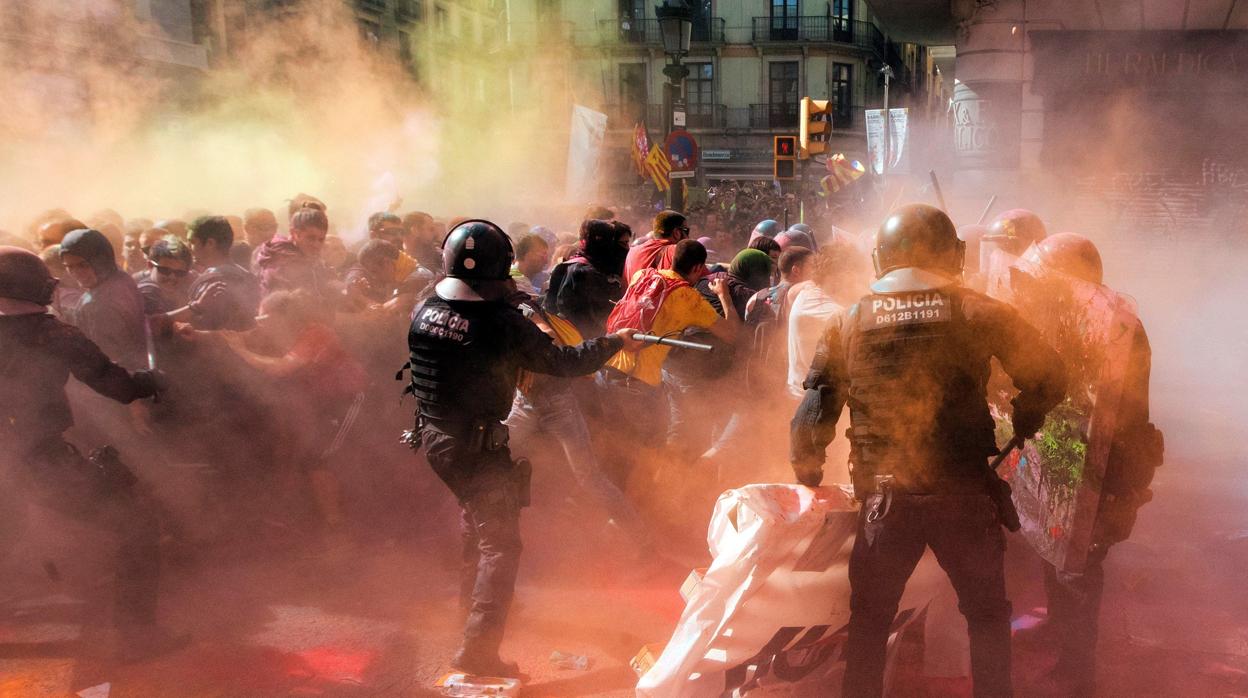 Enfrentamiento entre los Mossos d'Esquadra y grupos independentistas en Barcelona