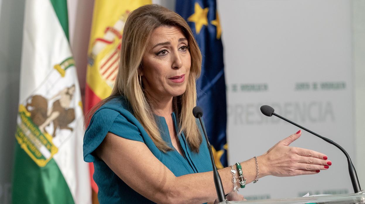 Susana Díaz, durante la rueda de prensa poosterior al Consejo de Gobierno que dosolvió el Parlamento