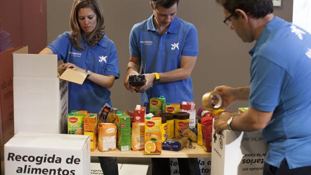 Voluntarios en una recogida de alimentos