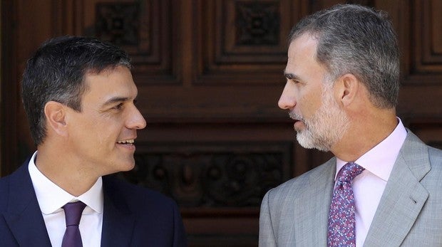 El Gobierno, en defensa del Rey