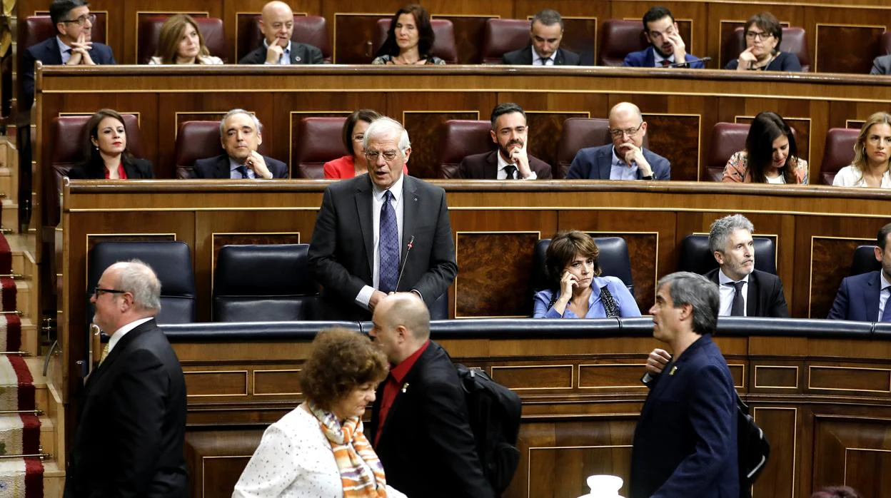 Josep Borrell en el Congreso al diputado Jordi Salvador, de ERC