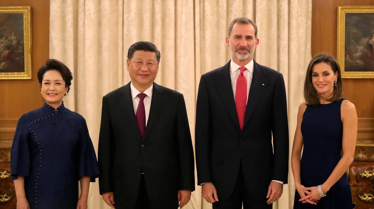 El rey Felipe acompañado de la Reina Letizia, el presidente de CHina Xi Jinping y su mujer Peng Liyuan
