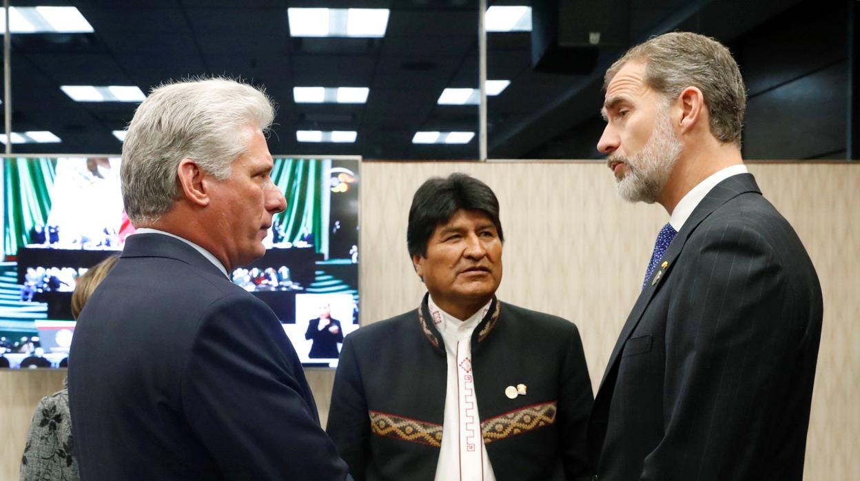 Don Felipe junto a los mandatarios de Cuba, Miguel Díaz-Canel (izda) y de Bolivia, Evo Morales (centro)