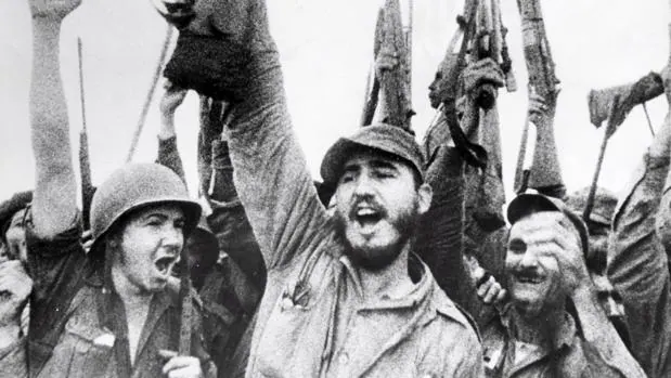 Fidel Castro celebrando la victoria revolucionaria en 1959
