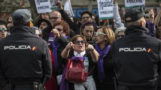 Concentración convocada ante el Parlamento andaluz