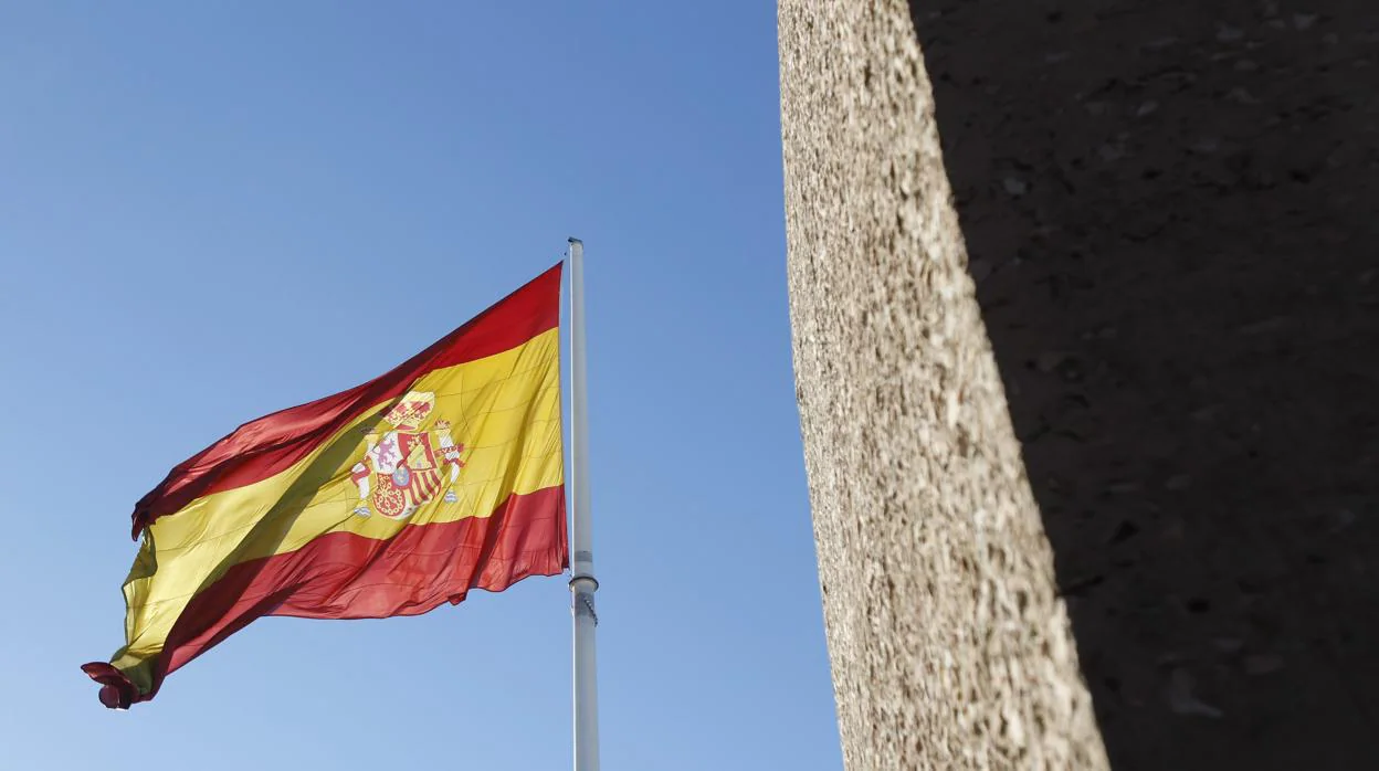 Bandera de España en la plaza de Colón
