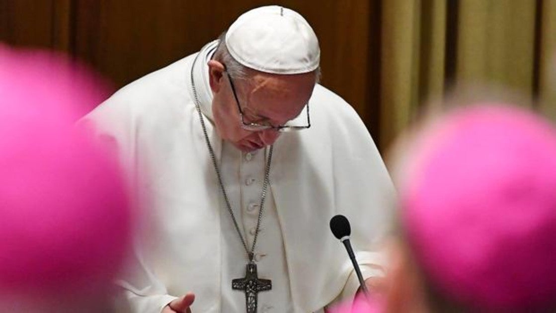 El papa Francisco (c) reza durante la inauguración de la reunión para la protección de menores este jueves en el Vaticano