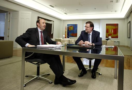 Rajoy, en una reunión con Rubalcaba en La Moncloa