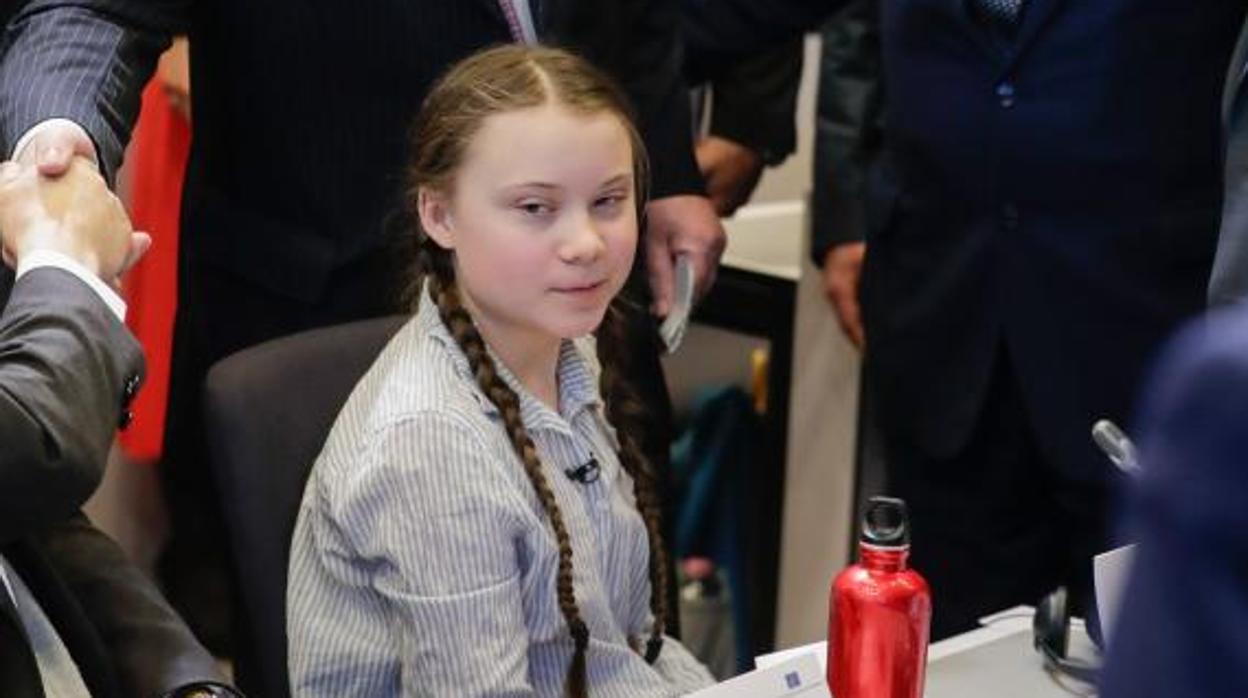 La joven activista de 16 años sueca Greta Thunberg (c), el presidente de la Comisión Europea, Jean-Claude Juncker (c, detrás), y el presidente del Consejo Económico y Social Europeo, Luca Jahier (dcha)